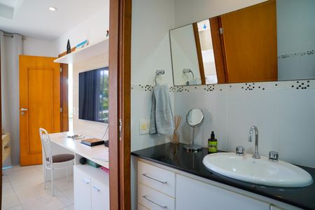 Casa de condomínio à venda com 315m², 4 quartos e 4 vagas Casa de condomínio à venda com 315m², 4 quartos e 4 vagasBanheiro do Suíte 1