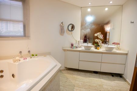 Apartamento à venda com 170m², 2 quartos e 3 vagas Apartamento à venda com 170m², 2 quartos e 3 vagasBanheiro da Suíte 2