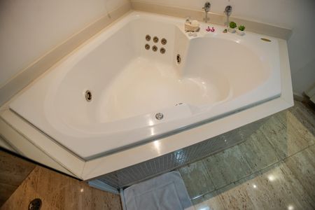 Apartamento à venda com 170m², 2 quartos e 3 vagas Apartamento à venda com 170m², 2 quartos e 3 vagasBanheira