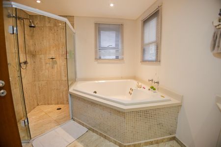 Apartamento à venda com 170m², 2 quartos e 3 vagas Apartamento à venda com 170m², 2 quartos e 3 vagasBanheiro da Suíte 2