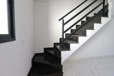 Casa à venda com 96m², 2 quartos e 1 vagaEscada