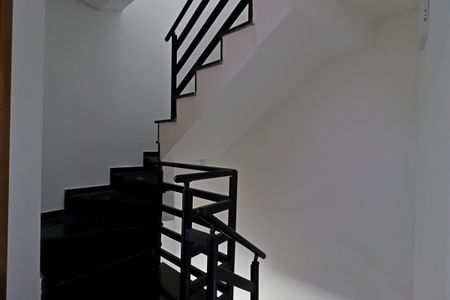 Casa à venda com 96m², 2 quartos e 1 vagaEscada