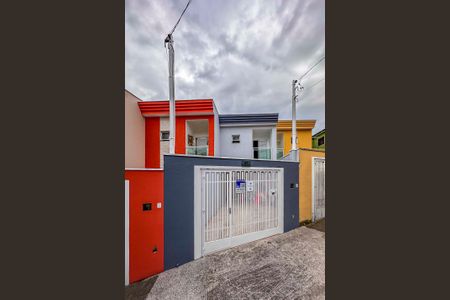 Casa à venda com 96m², 3 quartos e 2 vagas Casa à venda com 96m², 3 quartos e 2 vagasFachada