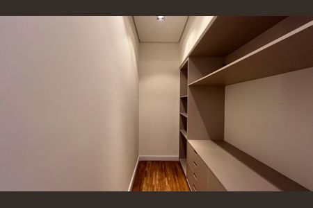 Apartamento à venda com 180m², 3 quartos e 2 vagas Apartamento à venda com 180m², 3 quartos e 2 vagasCloset da suíte 2