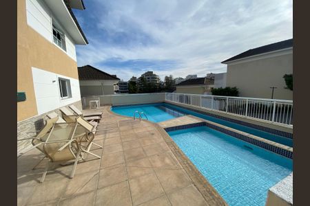 Casa à venda com 170m², 3 quartos e 3 vagas Casa à venda com 170m², 3 quartos e 3 vagasÁrea comum - Piscina