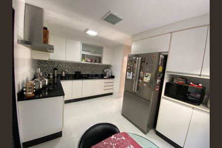 Casa à venda com 170m², 3 quartos e 3 vagas Casa à venda com 170m², 3 quartos e 3 vagasCozinha