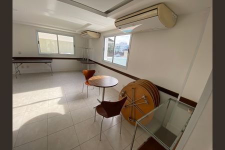 Casa à venda com 170m², 3 quartos e 3 vagas Casa à venda com 170m², 3 quartos e 3 vagasÁrea comum - Salão de festas