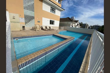 Casa à venda com 170m², 3 quartos e 3 vagas Casa à venda com 170m², 3 quartos e 3 vagasÁrea comum - Piscina