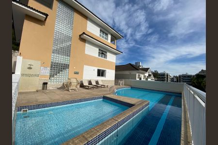 Casa à venda com 170m², 3 quartos e 3 vagas Casa à venda com 170m², 3 quartos e 3 vagasÁrea comum - Piscina