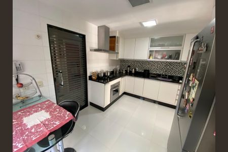 Casa à venda com 170m², 3 quartos e 3 vagas Casa à venda com 170m², 3 quartos e 3 vagasCozinha