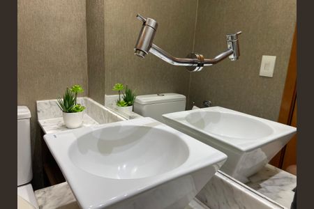 Casa à venda com 170m², 3 quartos e 3 vagas Casa à venda com 170m², 3 quartos e 3 vagasLavabo