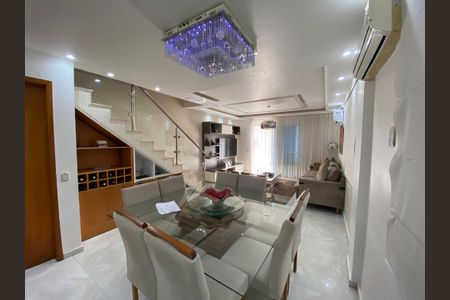 Casa à venda com 170m², 3 quartos e 3 vagas Casa à venda com 170m², 3 quartos e 3 vagasSala