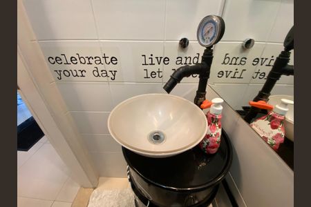 Casa à venda com 170m², 3 quartos e 3 vagas Casa à venda com 170m², 3 quartos e 3 vagasBanheiro Serviço