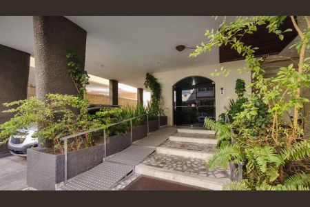 Apartamento à venda com 72m², 2 quartos e 1 vaga Apartamento à venda com 72m², 2 quartos e 1 vagaFachada e portaria