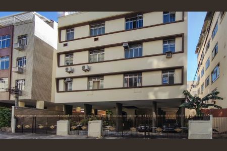 Apartamento à venda com 72m², 2 quartos e 1 vaga Apartamento à venda com 72m², 2 quartos e 1 vagaFachada e portaria