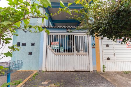 Casa à venda com 180m², 3 quartos e 3 vagas Casa à venda com 180m², 3 quartos e 3 vagasFachada