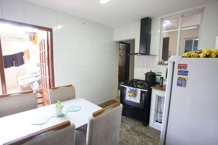 Casa à venda com 90m², 3 quartos e 2 vagas Casa à venda com 90m², 3 quartos e 2 vagasCozinha