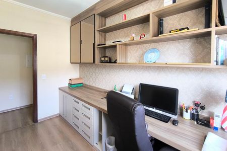 Casa à venda com 520m², 3 quartos e 6 vagas Casa à venda com 520m², 3 quartos e 6 vagasEscritório