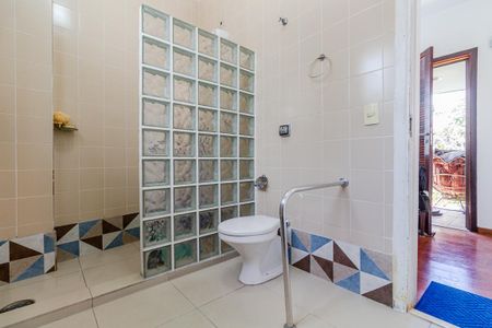 Casa à venda com 220m², 3 quartos e 2 vagasBanheiro