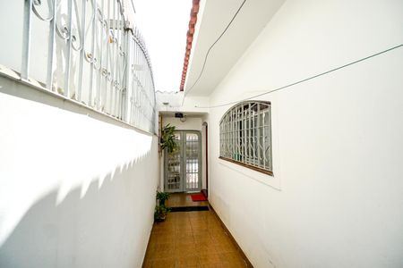 Casa à venda com 233m², 3 quartos e 2 vagas Casa à venda com 233m², 3 quartos e 2 vagasCorredor lateral
