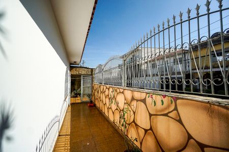 Casa à venda com 233m², 3 quartos e 2 vagas Casa à venda com 233m², 3 quartos e 2 vagasCorredor lateral