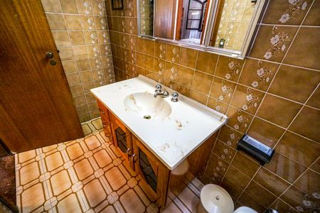 Casa à venda com 233m², 3 quartos e 2 vagas Casa à venda com 233m², 3 quartos e 2 vagasBanheiro social