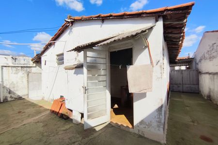 Casa à venda com 150m², 2 quartos e 2 vagas Casa à venda com 150m², 2 quartos e 2 vagasQuintal - Fundos