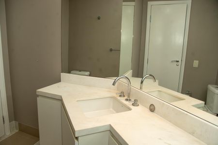 Apartamento à venda com 220m², 3 quartos e 3 vagasBanheiro da Suíte 2