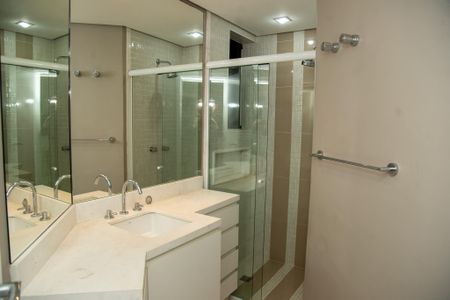 Apartamento à venda com 220m², 3 quartos e 3 vagasBanheiro da Suíte 2