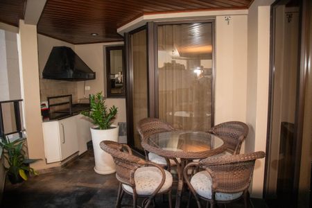 Apartamento à venda com 220m², 3 quartos e 3 vagasVaranda