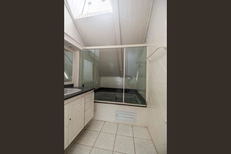 Casa de condomínio para alugar com 1700m², 6 quartos e 10 vagas Casa de condomínio para alugar com 1700m², 6 quartos e 10 vagasBanheiro da Suíte 1