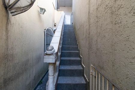 Casa à venda com 150m², 3 quartos e 2 vagas Casa à venda com 150m², 3 quartos e 2 vagasEscada Externa