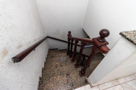 Casa à venda com 150m², 3 quartos e 2 vagas Casa à venda com 150m², 3 quartos e 2 vagasEscada