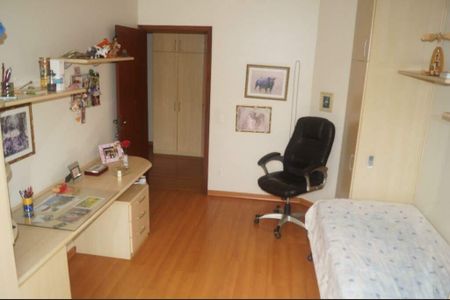 Casa de condomínio à venda com 240m², 3 quartos e 4 vagas