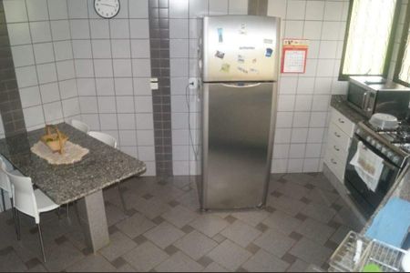 Casa de condomínio à venda com 240m², 3 quartos e 4 vagas
