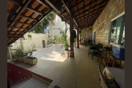 Casa à venda com 252m², 4 quartos e 2 vagas