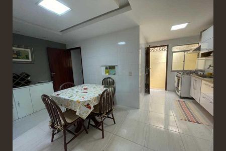 Casa à venda com 252m², 4 quartos e 2 vagas