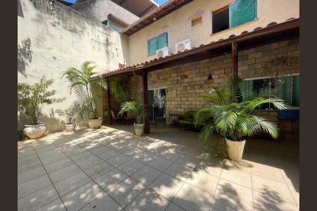 Casa à venda com 252m², 4 quartos e 2 vagas