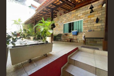 Casa à venda com 252m², 4 quartos e 2 vagas