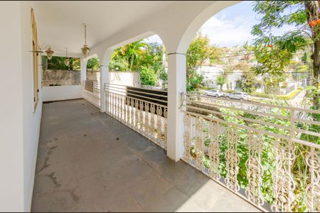 Casa à venda com 424m², 4 quartos e 6 vagas Casa à venda com 424m², 4 quartos e 6 vagasÁrea Externa