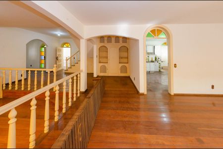 Casa à venda com 424m², 4 quartos e 6 vagas Casa à venda com 424m², 4 quartos e 6 vagasSala