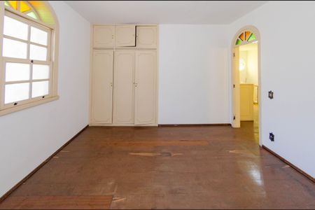 Casa à venda com 424m², 4 quartos e 6 vagas Casa à venda com 424m², 4 quartos e 6 vagasQuarto 1