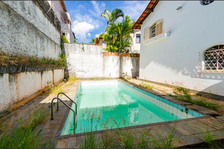 Casa à venda com 424m², 4 quartos e 6 vagas Casa à venda com 424m², 4 quartos e 6 vagasPiscina