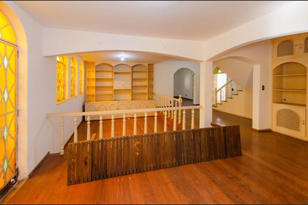 Casa à venda com 424m², 4 quartos e 6 vagas Casa à venda com 424m², 4 quartos e 6 vagasSala