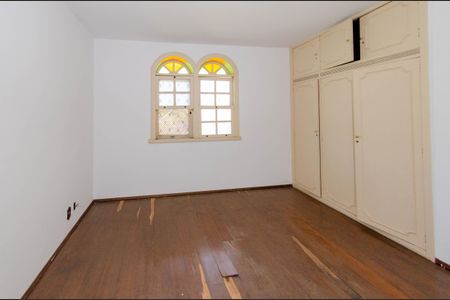 Casa à venda com 424m², 4 quartos e 6 vagas Casa à venda com 424m², 4 quartos e 6 vagasQuarto 1