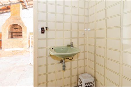 Casa à venda com 424m², 4 quartos e 6 vagas Casa à venda com 424m², 4 quartos e 6 vagasPiscina - Banheiro