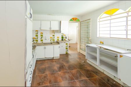 Casa à venda com 424m², 4 quartos e 6 vagas Casa à venda com 424m², 4 quartos e 6 vagasCozinha