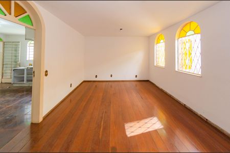 Casa à venda com 424m², 4 quartos e 6 vagas Casa à venda com 424m², 4 quartos e 6 vagasSala