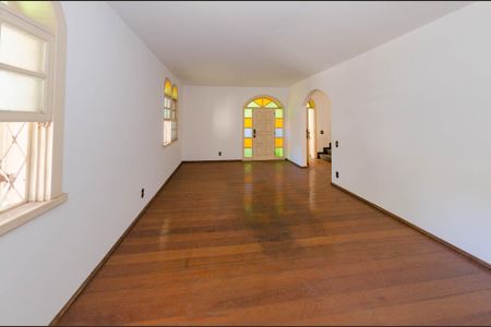 Casa à venda com 424m², 4 quartos e 6 vagas Casa à venda com 424m², 4 quartos e 6 vagasSala 2