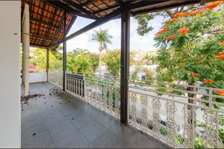 Casa à venda com 424m², 4 quartos e 6 vagas Casa à venda com 424m², 4 quartos e 6 vagasÁrea Externa